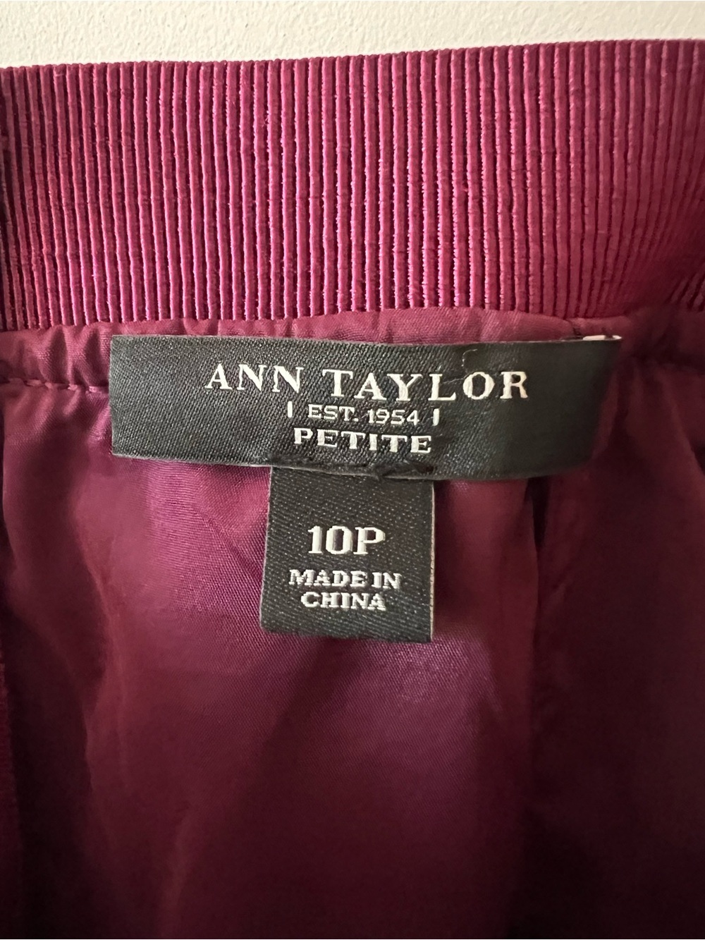Ann Taylor Petite Burgundy Lace Pencil Skirt - Size 10P - Picture 5 of 6